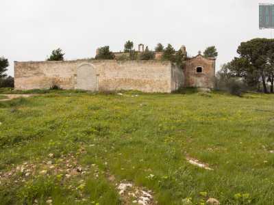 Lo percorriamo e ci ritroviamo di fronte alla villa, edificata nel 1730 dalla famiglia Sardano e passata poi nel 1840 ai Lamberti, nobile famiglia di origine bolognese. E� circondata da un alto muro di cinta...